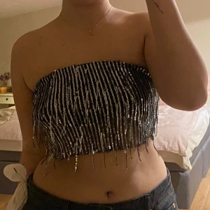 glittrig top - glittrig bandeau top med små knappar baktill passar nog 36/38 i storlek s/m