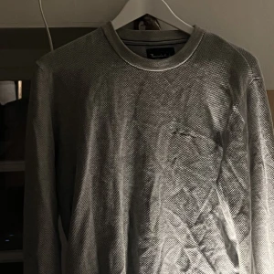 Bondelid tröja - Säljer nu min gråa bondelid tröja, riktigt bra skick och riktigt snygg i passformen, köpt på bondelid för 899