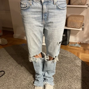 Zara jeans  - Zara jeans med hål 