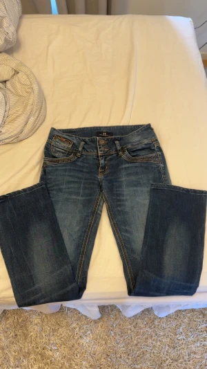Lågmidjade Ltb jeans  - Jätte snygga lågmidjade Ltb jeans! Tyvärr för små för mig, pågrund av det kan jag inte visa bild på hur de sitter på men hör av er kring specifika längder så hjälper jag er!