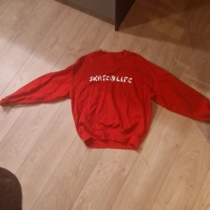 Polar Skate Co Sweatshirt - Polar "Skate life" sweatshirt, använd ungefär 5 gånger skick 9.7/10 sålde den då den inte passar min stil