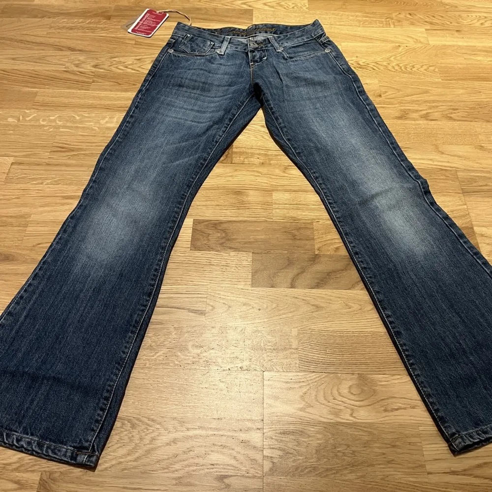 Lågmidjade utsvängda jeans i jättebra skick😇 Storlek W26L30. Jeans & Byxor.
