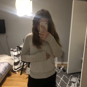 Zara tröja  - Tröja från zara med knappar och V ringning. Skriv för mer bilder osv sitter som xs-s 