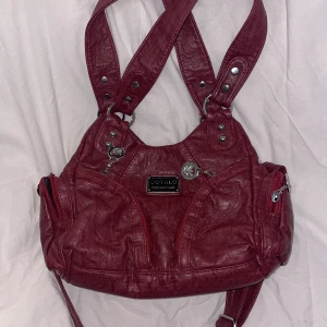 Röd väska - Säljer min väska på grund av att den inte kommer till användning. Väldigt bra skick. Köptes för ca 480💗