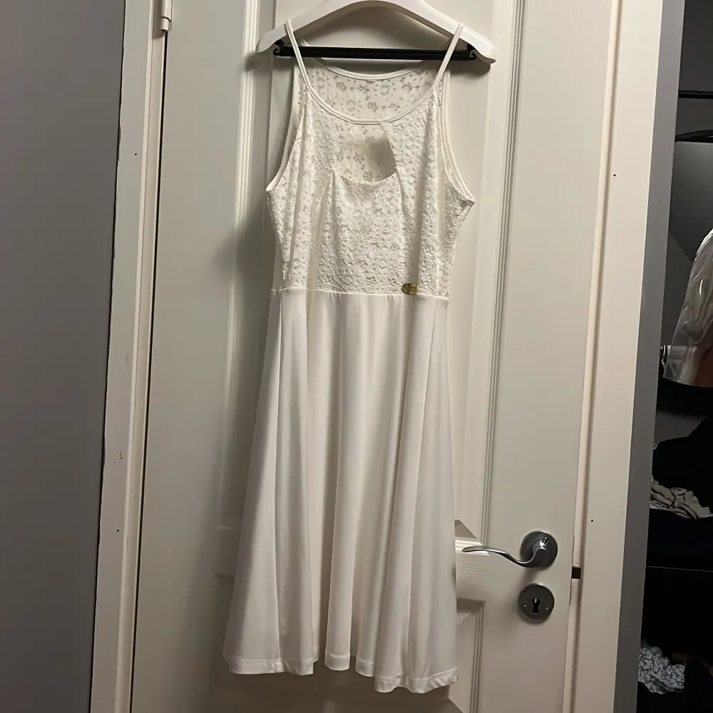 Fin vit klänning med spets, aldrig använd. Köpte för 100kr - säljer för 50kr💘 Frakt ingår ej, men kan mötas upp om du bor i Örebro!. Klänningar.