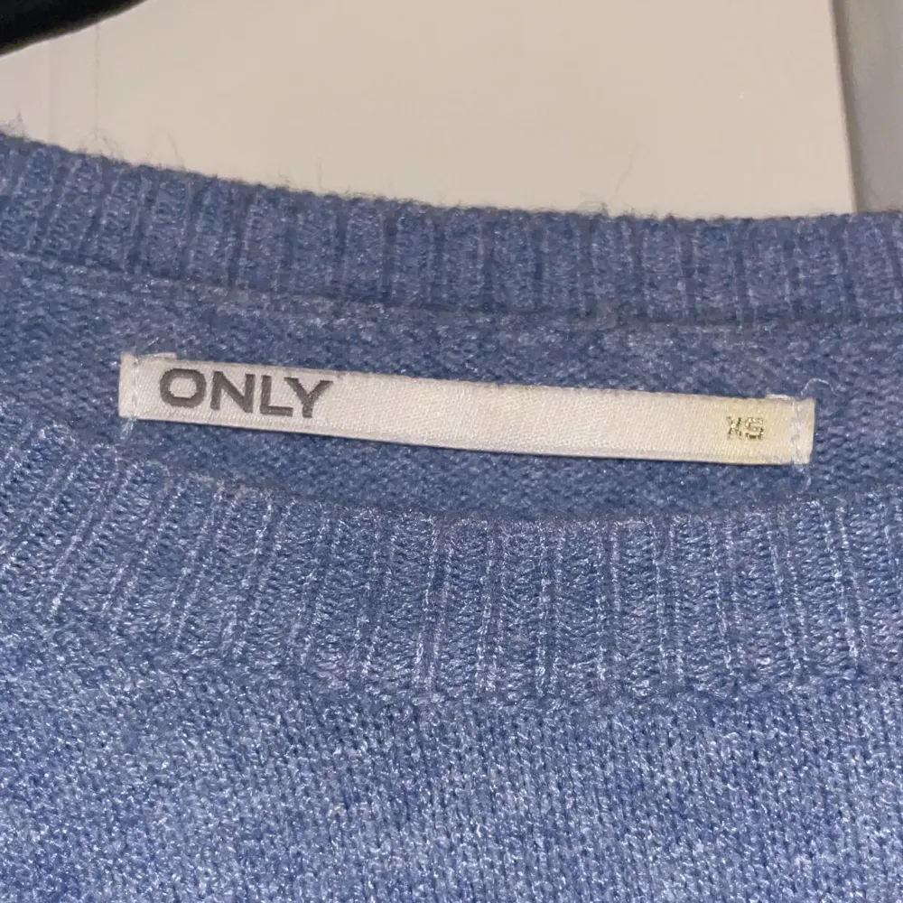 Blå stickad tröja från Only i strl XS. Köpt för 329kr. Tröjor & Koftor.