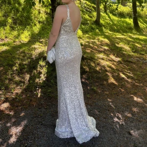 Balklänning  - Säljer min balklänning i glittrig champange💖Använd en gång och är i fint skick. Storlek UK 8 men passar mig som skiftar mellan S/M. Köpt för 4000kr men säljer för 2800kr eller högre bud. Köparen står för frakt. Skriv för fler bilder💕💕