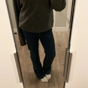 Levis jeans - Säljer dessa sjukt snygga Levis jeans, mid to low waist, bootcut. Amerikansk storlek 6 