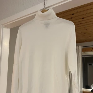 Vit polotröja H&M - Nyskick och helt oanvänd vit polotröja från H&M. Storlek S.