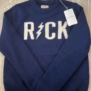 Zadig stickad tröja  - Säljer denna så fina zadig tröja i Kashmir. Aldrig använd och lappen är kvar som ni ser. Så skön och verkligen så snygg och fin blå färg på den. Perfekt på både höst och sommar💗😍