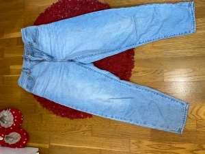 Levis jeans - Jeans från levis Momjeans Storlek w25 Kan såklart visa på men ha i åtanke att dom här är jättestora på mig