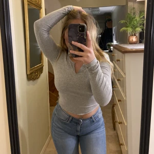 Grå ribbad tröja med slits  - Jättefin tröja som tyvärr inte kommer till användning. Den sitter nära huden och följer alla konturer. Det är nästan som en magtröja men det beror nog på ens egen kroppsform. Det finns en slits där fram som gör det där lilla extra. Kan matcha med typ allt