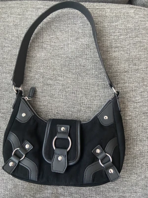 Handväska - Handväska från hm, andvänd men i fint skick!  