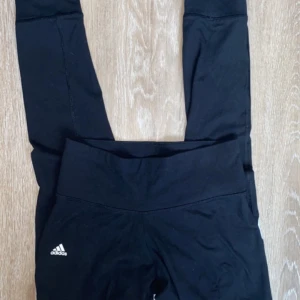 Adidas byxor  - Ett par adidas tränings byxor!! Jätte fint skick! 💗 säljer dom för 45kr ink frakt! De är i storlek xs! 💗 BETALA VIA SWISH ‼️ TRYCK EJ PÅ KÖP NU‼️ EJ FRI FRAKT‼️