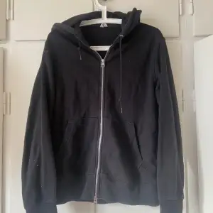 Svart zip up Hoodie från arket i bra skick! Den är i en overzised modell