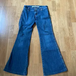 Såå snygga jeans som tyvärr är för små för mig😓Dom har några små fläckar högst upp men annars inga defekter!💕