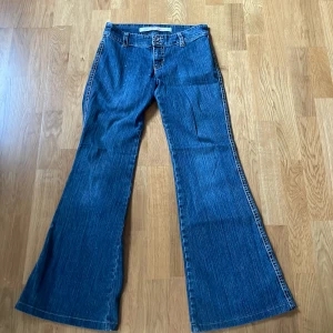 Lågmidjade utsvängda jeans - Såå snygga jeans som tyvärr är för små för mig😓Dom har några små fläckar högst upp men annars inga defekter!💕