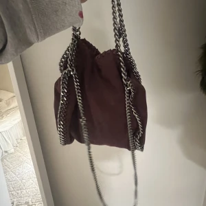 Stella McCartney väska  - Lägger ut igen! Säljer min super fina unika röda Stella väska. Skicket är helt okej lite rostig och tecken på användning. Annars super fin vekrligen!! Har ej dustbag men den är ÄKTA! Kan tänka mig gå ner i pris vid snabb affär❤️❤️❤️ modellen är mini