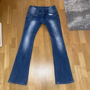 Vida jeans blå low/mid waist - Storlek XS. Säljer dessa supersnygga jeans då de tyvärr är för små för mig. Jättefint skick. För fler bilder/info skriv i DM😇💓