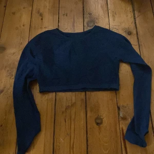 Träningströja  - En tröningströja i fint skick med hål för tummarnas och mesh över bröstet och ner på armarna 