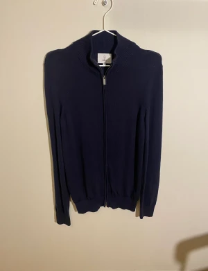 Fullzip - Tjena! Säljer nu min superfina marinblåa fullzip i 100% merinoull. Det är storlek small och är i superfint skick! Den är mer blå på bilden än vad den är i verkligheten. Jag säljer den för 299kr! Bara att höra av dig om du har några frågor! Mvh