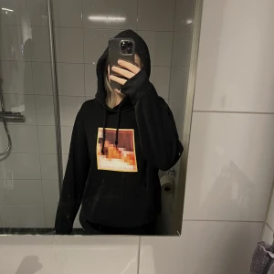 Hov1 Hoodie - Äkta hov1 hoodie, från ’barn av vår tid’ merchen. Går ej att köpa längre💓Super bra skick!! Skriv vid frågor😍