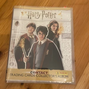 harry potter samlar kort + mapp  - har samlat på sånna kort i några år och har nästan en av varje, kom privat om du vill veta mer specifikt :) ett pack med kring 5 kort kan kosta upp till femtio kronor 