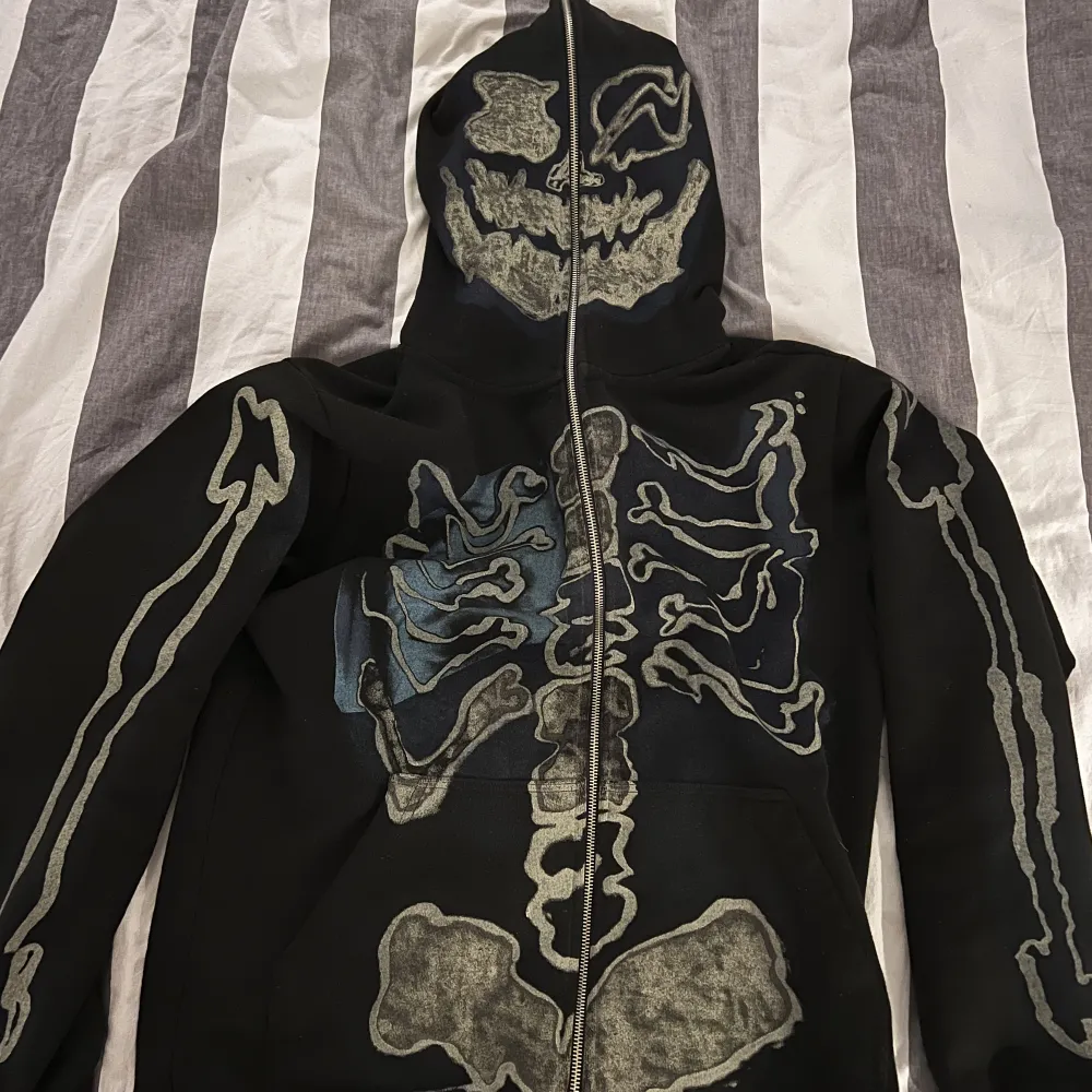 Hej säljer nu min ” cactus jack fragment skeleton graffiti full zip” Den är i srl s men mer som en m i storleken. Inte mycket andvänd inga tecken på slitage och Kan skicka bild på lappar som ser ny ut har bild på beställningen. Bud. Hoodies.