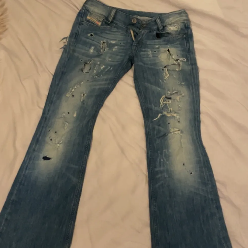 ett par jätte fina disel jeans! inte så jätte använda därav annonsen! men verkligen fina på! lågmidjade och utsvängda! skulle säga att de passar s/m möjligen! passar mig som vanligtvis är s och 172!💗skriv för mer bilder o info! !använd inte köp nu!  . Jeans & Byxor.