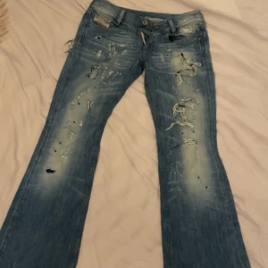 disel jeans! - ett par jätte fina disel jeans! inte så jätte använda därav annonsen! men verkligen fina på! lågmidjade och utsvängda! skulle säga att de passar s/m möjligen! passar mig som vanligtvis är s och 172!💗skriv för mer bilder o info! !använd inte köp nu!  