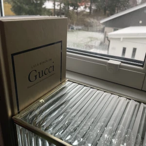 Gucci bok - En bok om guccis historia, olika produkter och funkar utmärkt till inredning. köparen står alltid för frakten, om du har fler frågor så är det bara att skriva❤️