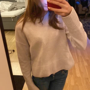 Stickad tröja - Säljer pga kmr aldrig t användning köpt från other stories för 600kr jätte bra skick! Kan tänka mig sänk priset