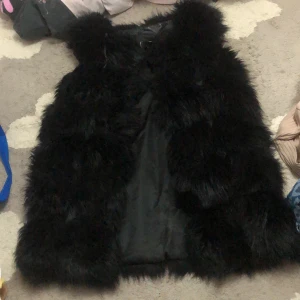 Fluffig svart päls väst jacka - Köpt ett tag sen. Inte använd helt ny! Är från The Beauty optimal product 🤍