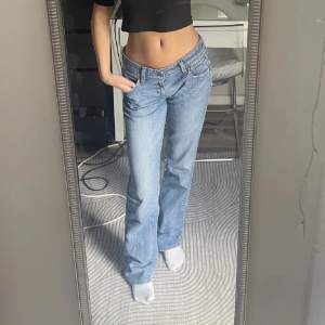 Lågmidjade Levi’s jeans (570 straight fit) sitter bra i storleken på mig som brukar ha 34/36 och perfekt i längden för mig som gillar lite längre byxor. Jag är 167.