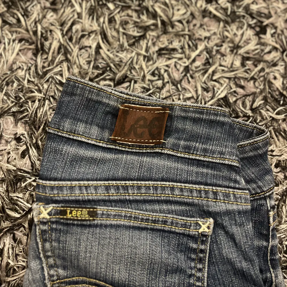 Säljer dessa as snygga lågmidjade bootcut jeans från Lee!! Byxorna har ju använts därav lite slitningar längs ned, men jag tycker bara att det är snyggt! ( Säljer de på grund av att de är försmå tyvärr! ) . Jeans & Byxor.