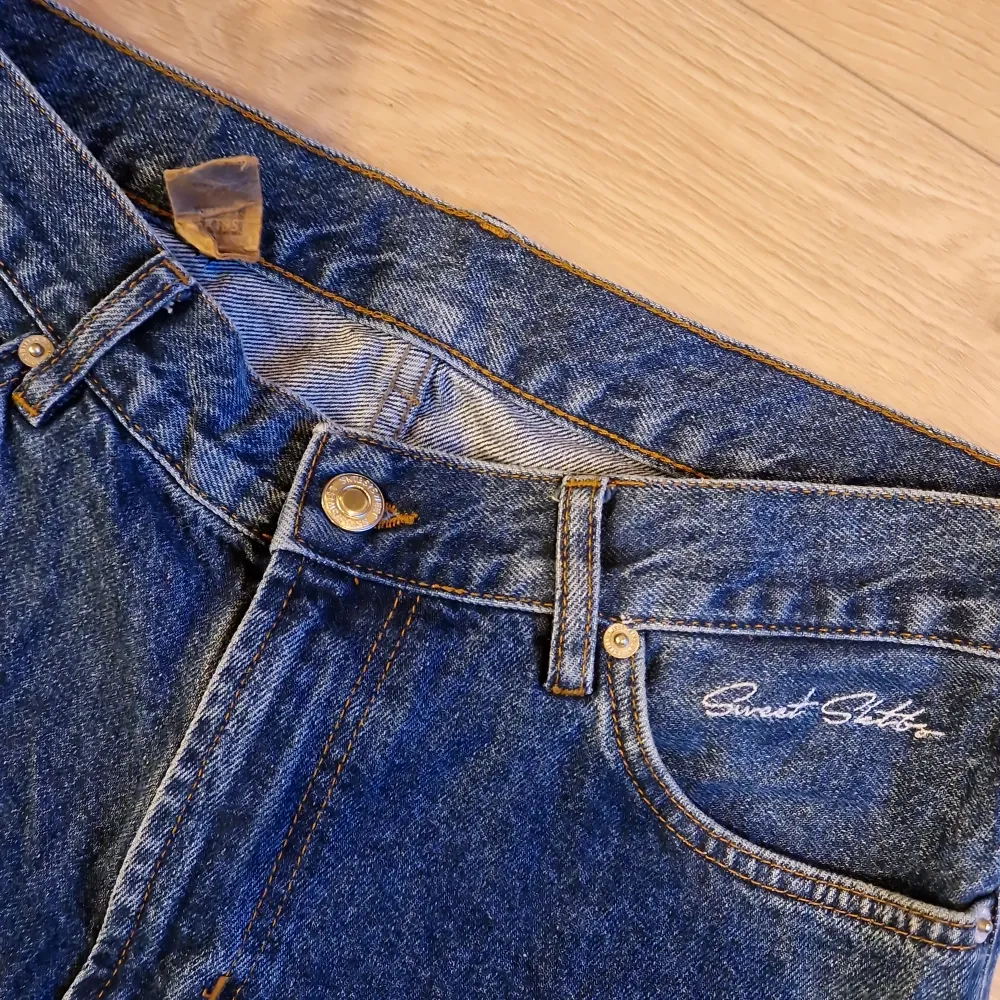 Sweet sktbs jeans, aldrig använda sålde då de är för små, har lappen kvar på insidan, är väldigt baggy så de passar som small. Jeans & Byxor.