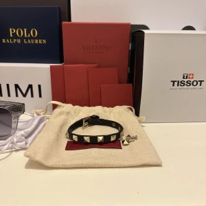 Valentino armband - Säljer mitt Valentino Garavani armband som är i bra skick! Allt og följer med🤩Tveka inte på att fråga om fler bilder eller annat🤩