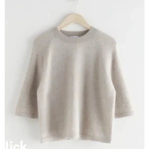 Söker denna tröja i svart - Söker denna tröja från &other stories i svart!  