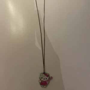 hello kitty halsband - älskar den! har flera charms så säljer halsbandet + själva smycket :))