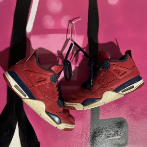 Jordan 4 ”Fiba” - Tjena säljer ett par 4or som bara ligger,, SJÄLVKLART ÄKTA! Strlk 42. Använda skor skick ca 5/10 pris ej hugget i sten!!