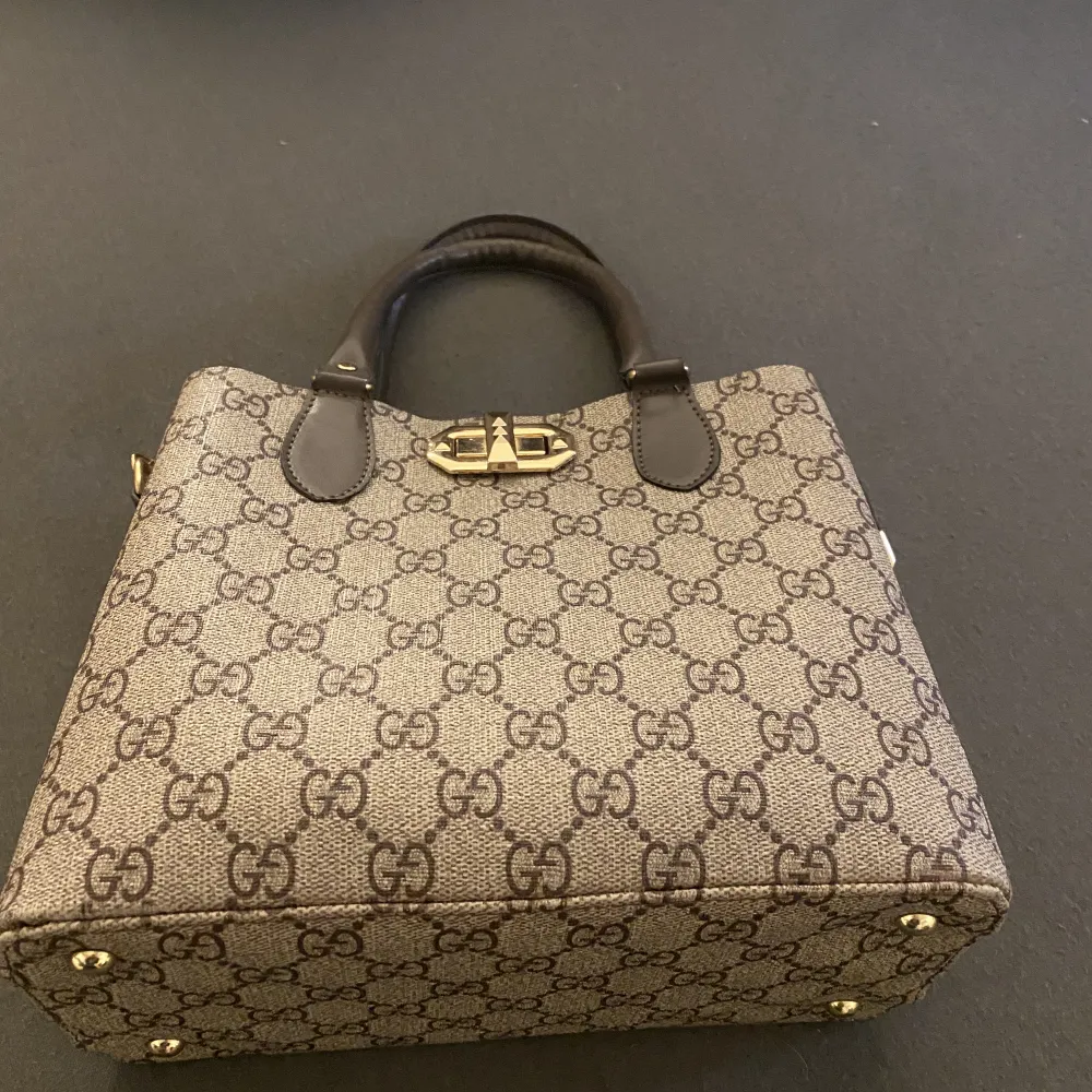 Fake Gucci väska köpt från insta hemsida för 699 kr säljer för 450 kr använt på sommaren skit snyggt, pris kan diskuteras . Väskor.