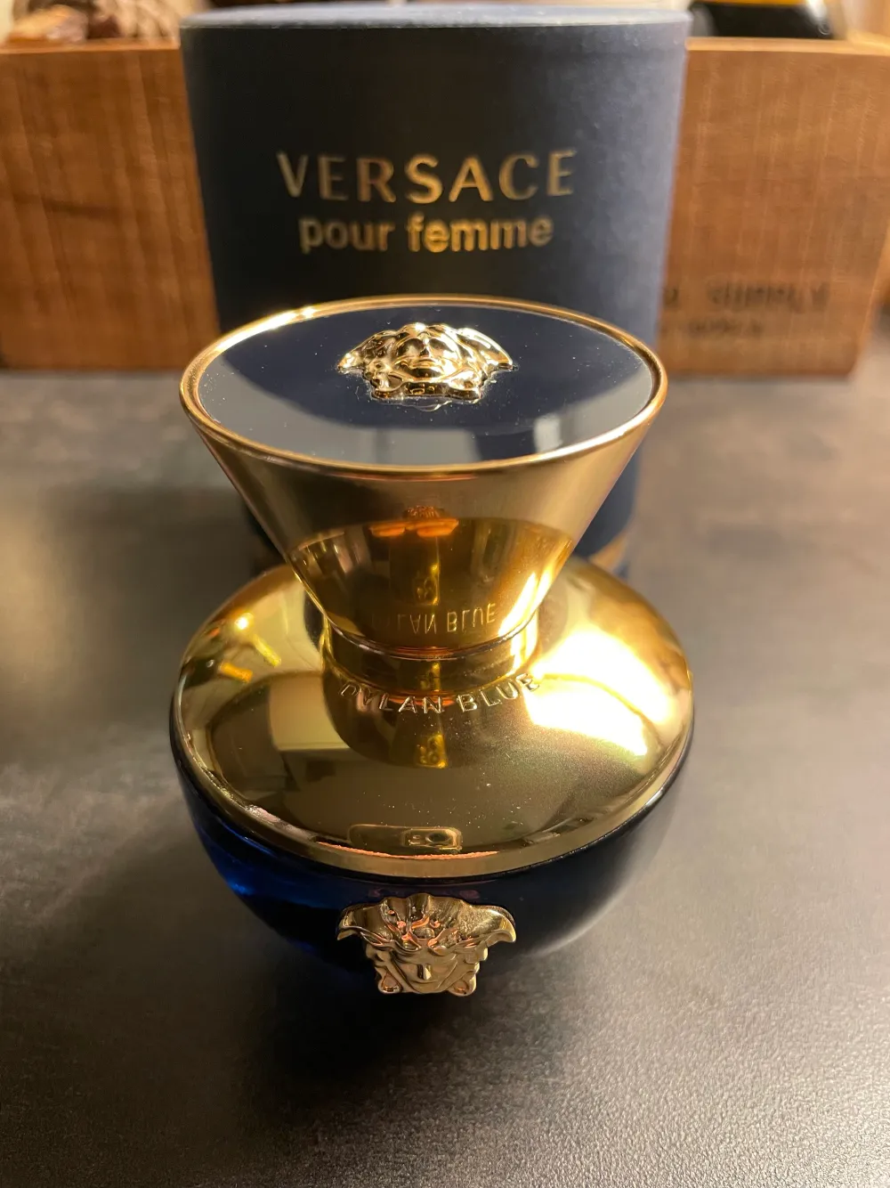 Versace Dylan Blue Eau de Parfum 50 ml. Endast sprayad ett par ggr. Säljes pga utvecklad allergi för doft.. Accessoarer.