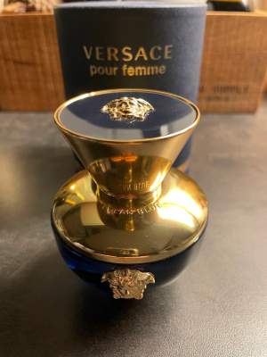 Versace Dylan Blue Eau de Parfum 50 ml. Endast sprayad ett par ggr. Säljes pga utvecklad allergi för doft.