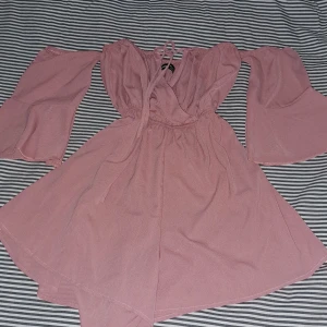Rosa kort jumpsuit✨️ - Jätte snygg kort jumpsuit i storlek S, säljer då jag vill tömma garderoben🩷