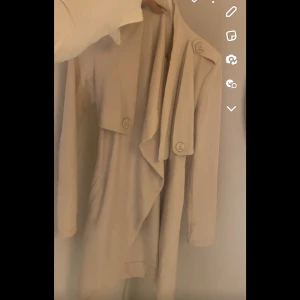 Beige trenchcoat  - Jättefin trenchcoat från Zalando i strlk Xs. Aldrig anvönd och med prislapp på