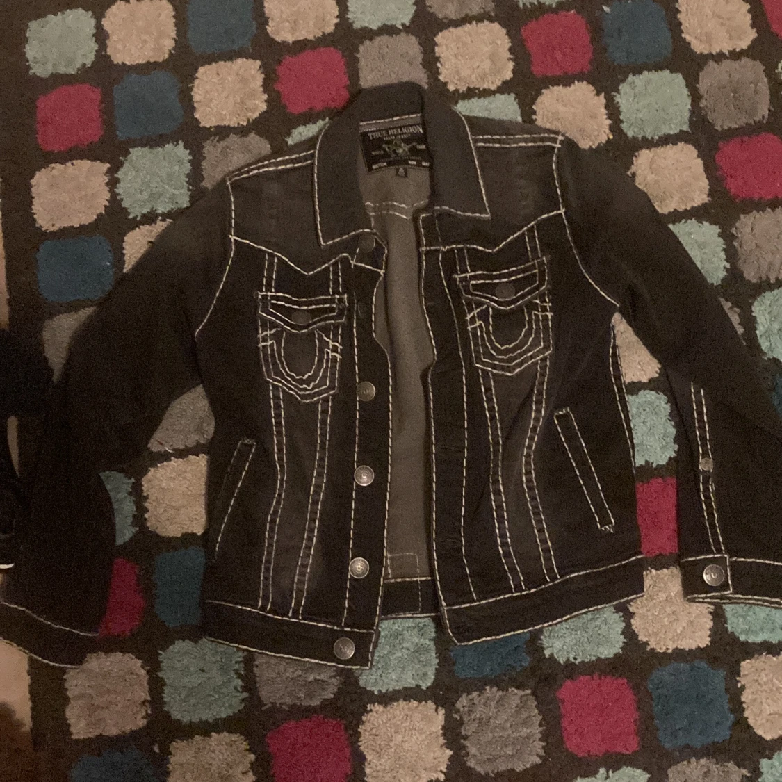 True religion denim jacka, svart med vita sömmar