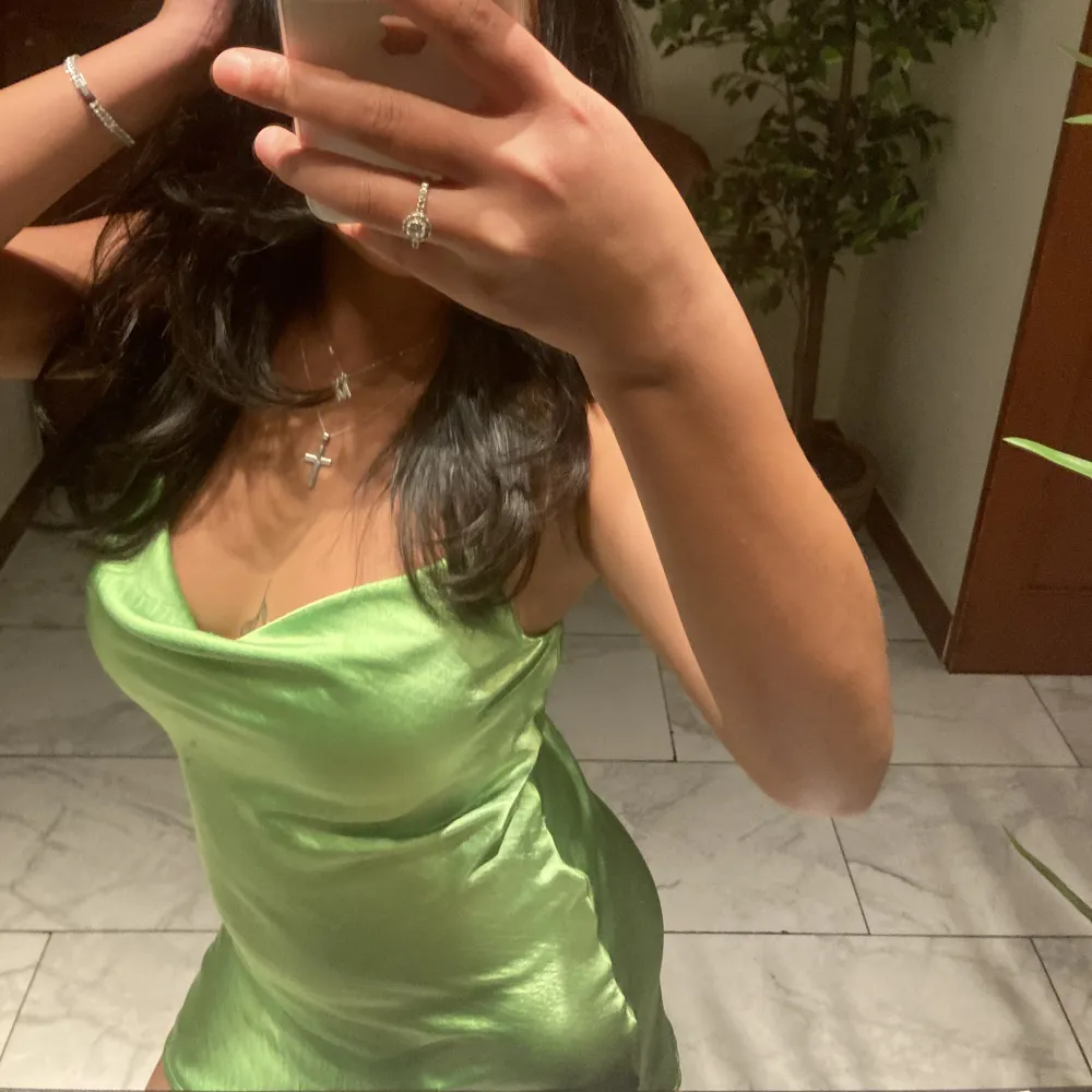 Säljer en grön kort klänning i storlek xs. Klänningar.
