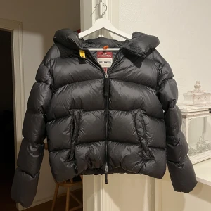 Parajumpers Pufferjacka  - Säljer nu min Parajumpers pufferdunjacka i modellen Tilly, inköpt 2020. Sparsamt använd med några små defekter som ej påverkar jackans funktion (gula remmen lagad & luvsnöret lagat). QR-kod inuti jackan som visar på att den är äkta. Hör av er vid frågor! 
