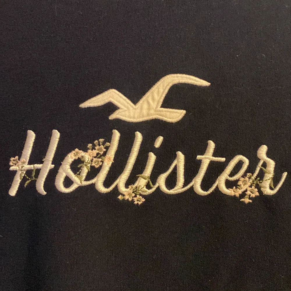 Säljer denna fina sweatshirt från hollister då den tyvärr är för liten för mig🫶🏻. Hoodies.