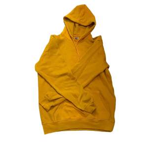 Gul hoodie, en fläck som är på tredje bilden 💛💛, stor i storlek 